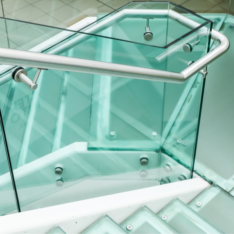 Glassrekkverk montert av glassmester